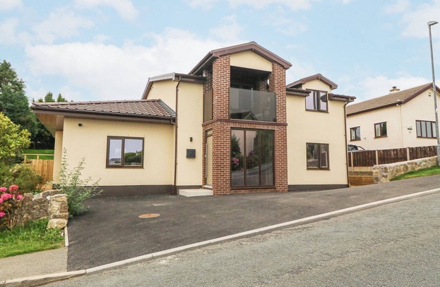 THE BAY, pet friendly, country holiday cottage in Benllech