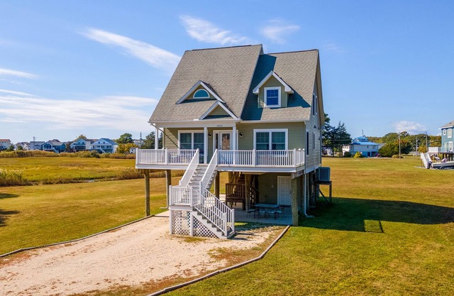 The Baywatch Bungalow in Captain's Cove - just 20 min. to Chincoteague Island!