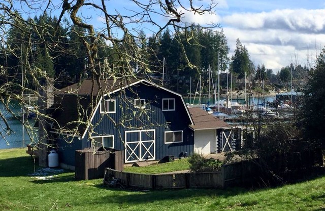 Puget Sound Waterfront, niedrige Bank auf Case Inlet in Allyn WA. Marina und Bootsstart