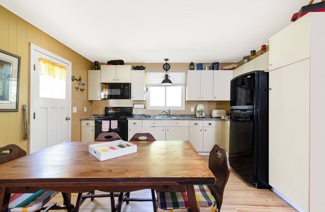 The Beach Cottages: 3 Cottages + 1 Bunkie, Perfect for Multi-Family Fun!