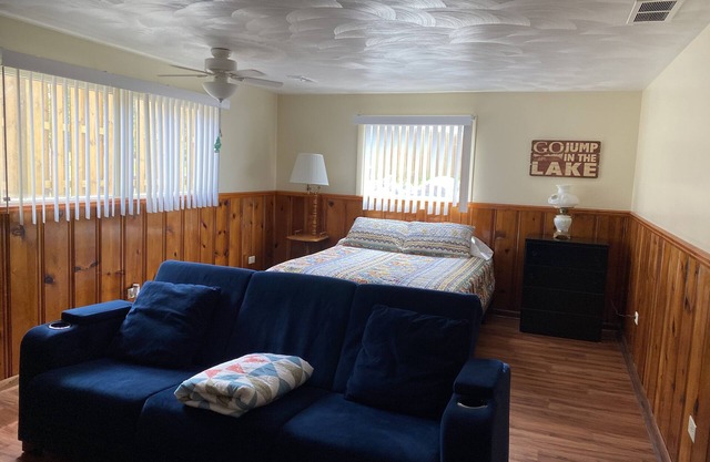 "The Beach Hive" Einheit 1; 1 Schlafzimmer untere Ebene am See; Holly Hock Vermietungen