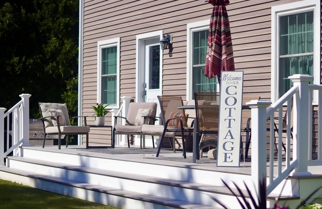 The Beach House: 8 min walk to Misquamicut, sleeps 5, beach parking/walk on pass