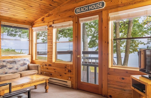 Cozy One Bedroom-Reduced Spring Rates, stay 5 nights, Receive Next 2 Nights Free