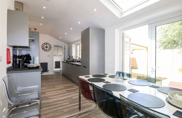 THE BEACH HOUSE, pet friendly, with hot tub in Mablethorpe