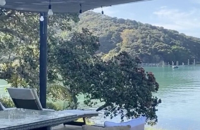 The Beach House - Russell - You can not get any closer to the water!