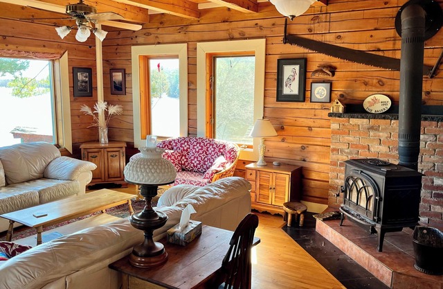 The Beacon - Lakefront Log Home for Families, a quiet summer or winter paradise!