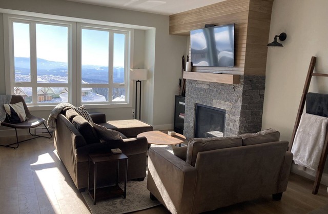 The Bear House - Ski In/Out with Hot Tub + Private Garage!