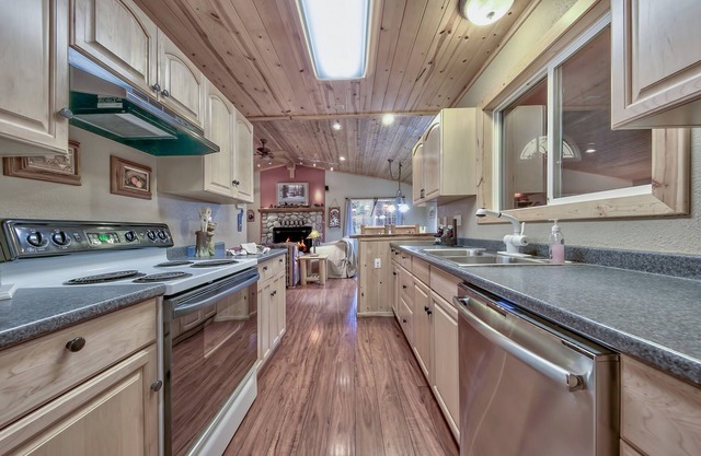 The Bear's Den 1965np 3 Bedroom Cabin by RedAwning
