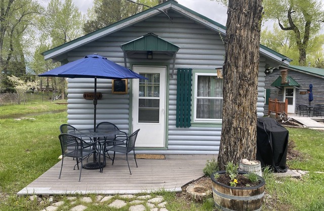 Charming Riverside Cabin Retreat - 2 Double Beds
