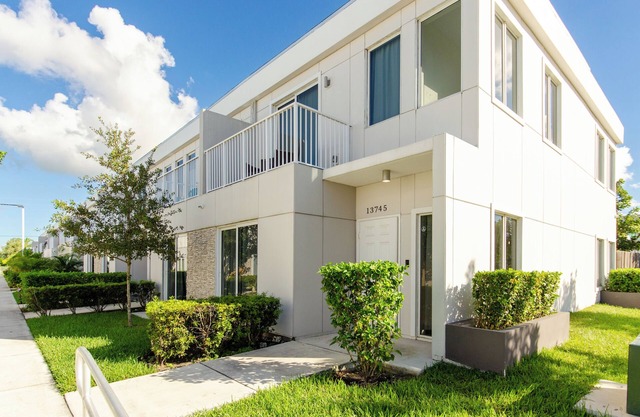 13745 Victor VG Maison La Bicyclette- Contemporary European Spaniard Style Hurricane Proof near Family Attractions