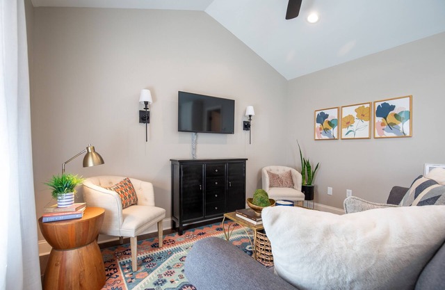 The Bee, Cozy 1BR Studio by Velvet Ditch Villas