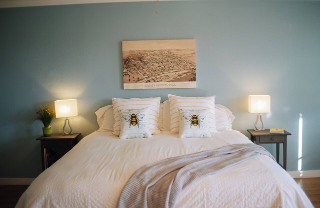 The Beehive Room: Sweet Country Living with fast city WiFi, Beauty, and Peace.