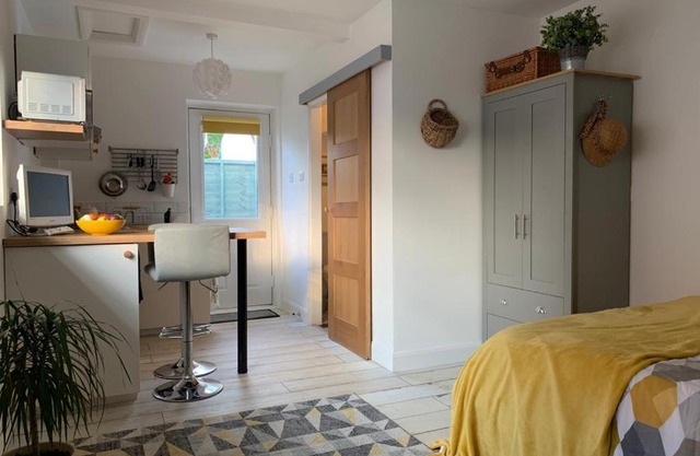The Beehive - Self Contained Studio by The Sea