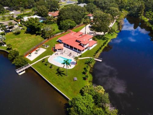 The Belleair Estate - Incredible Waterfront Home with Heated Pool