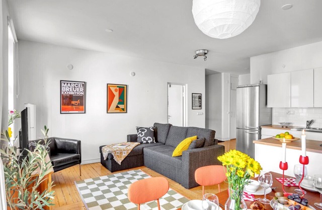 The Best Area w Free Parking Garage, 200m tram/bus