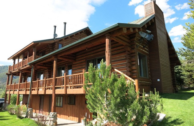 Die beste und gemütlichste Hütte für große Familien / Gruppen in West Yellowstone!