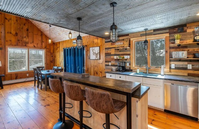 The best Maine has to offer: cozy cabin close to hiking, ATV trails & skiing!!