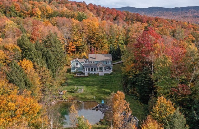 Hot tub, sauna, swimmable pond for summer!