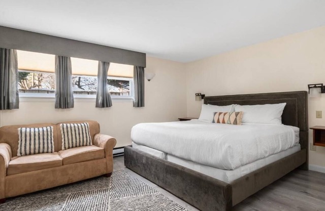 The Beverly Hotel | Studio King | Free Parking & Minutes to Salem Witch Museum