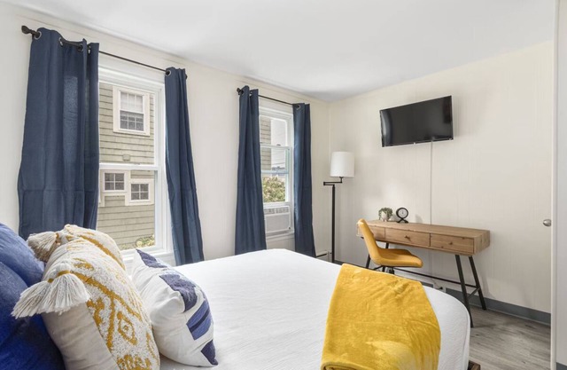 The Beverly | Queen 1-Bedroom Apartment | w/Kitchen & Free Parking