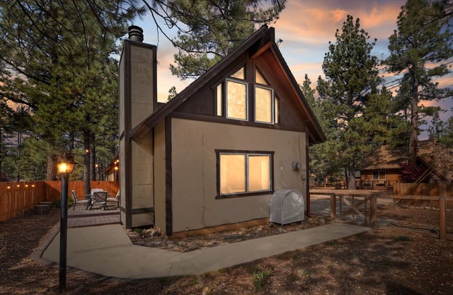 The Big Bear Den - Cozy cabin retreat with mountain views
