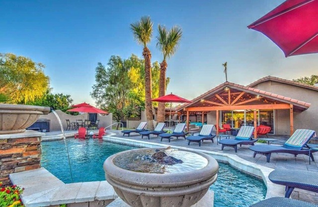 8BD / 5BA, Einstöckiges Haus, Schlafmöglichkeiten für 18, Pool, Spa, großer Garten und Außenküche