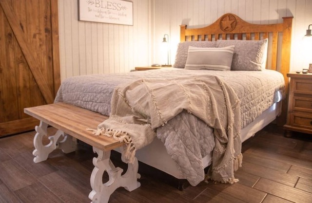 The Big Texan!*One Queen Bed*Free 72oz Steak * Airbnb