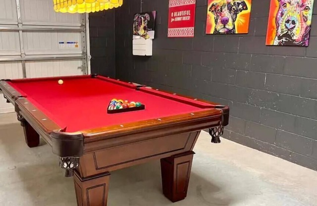 The Billiard: super fun home close to downtown with fully-fenced yard