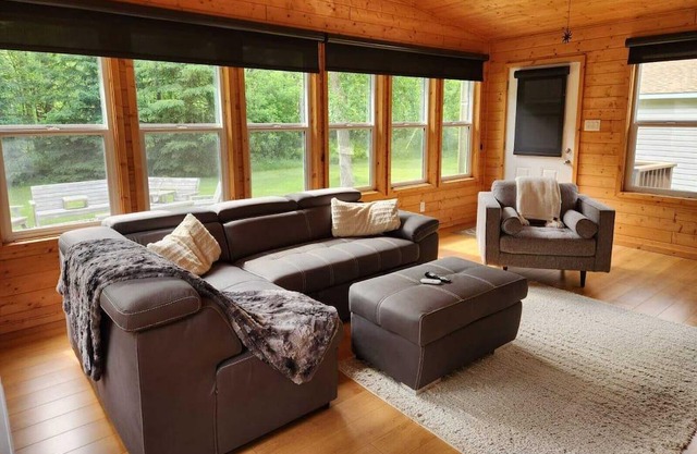 The Birch Grove Escape! Year round, park like setting, short walk to beach