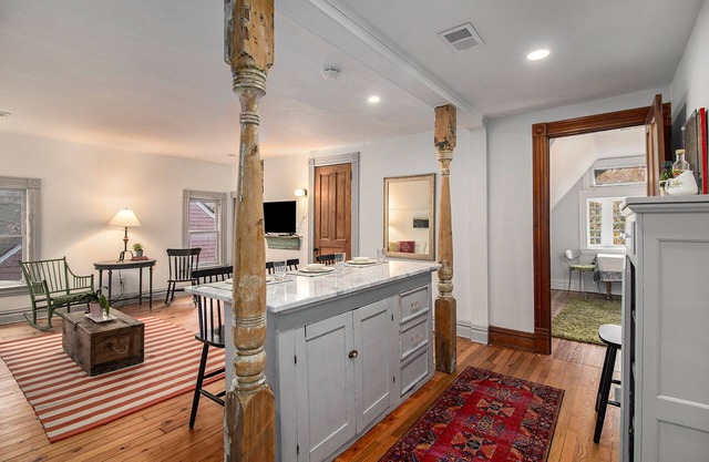 " The Bird's Nest" - a lovely downtown apartment with vintage charm in downtown