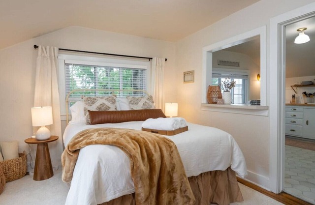 The Bitterroot Bungalow, Hip Strip Cozy Suite