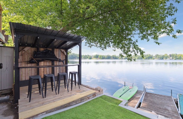 The Black Marlin Lakehouse - Brighton MI Waterfront Cottage