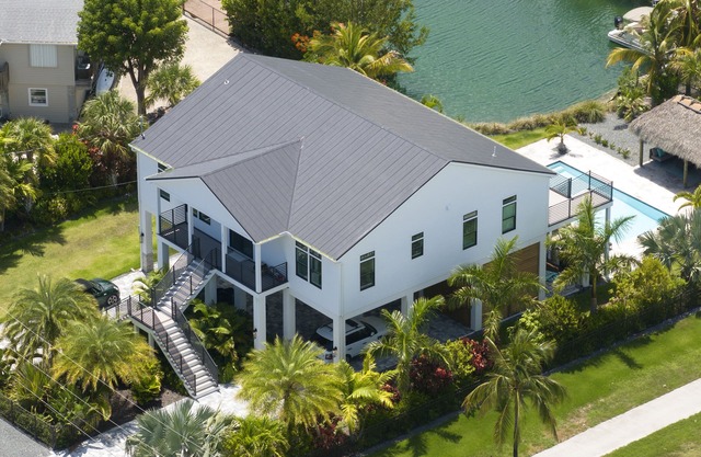 THE BLACK MARLIN - 3 BEDROOM / 2.5 BATHROOM WITH POOL & TIKI HUT