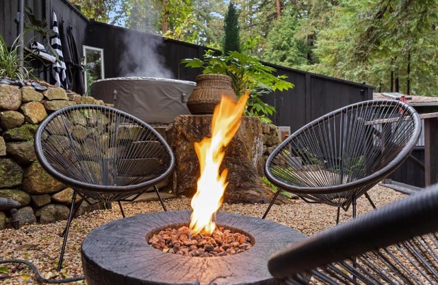 The Black Nest - Hot Tub Romantic Getaway