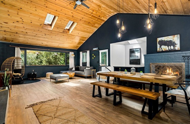 The Black Sheep: AirCond, 12ft MovieScreen, HotTub