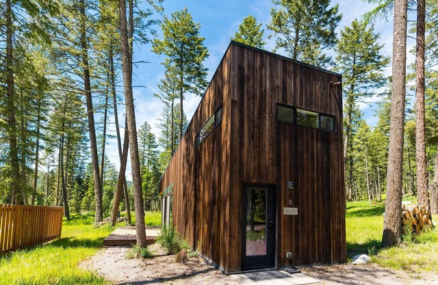 Modernes kleines Haus im Wald (The Blackfoot)