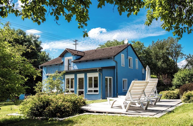 Das BLAUE HAUS – mitten im Grünen