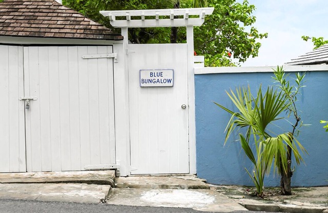 The Blue Bungalow: A cottage on the water!
