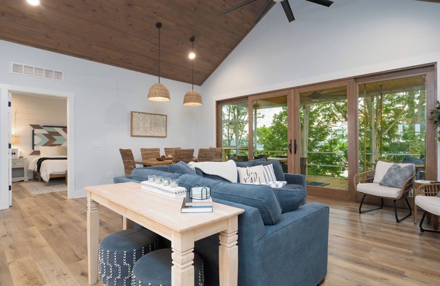 The Blue Cat: Family-Friendly Luxury Lakefront Retreat w/ Fire Pit, Sunset Views
