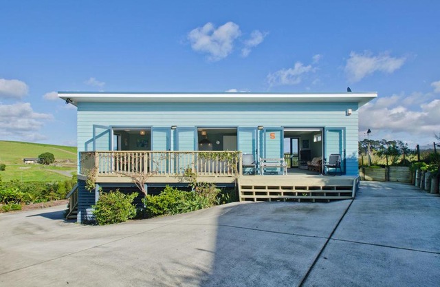 The Blue Cottage with WiFi- Waipu Holiday Home