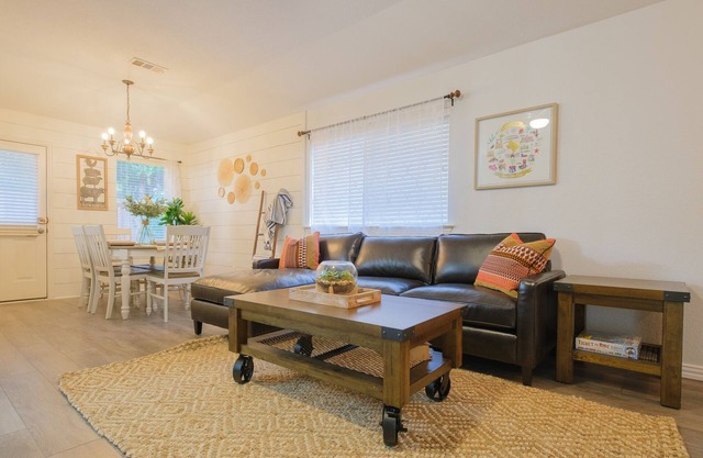 The Blue Door Farmhouse at the Heart of Irving and minutes to Dallas Downtown