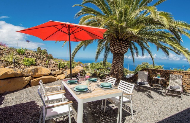 The BLUE Finca: Modernes Ferienhaus im kanarischen Stil mit toller Architektur