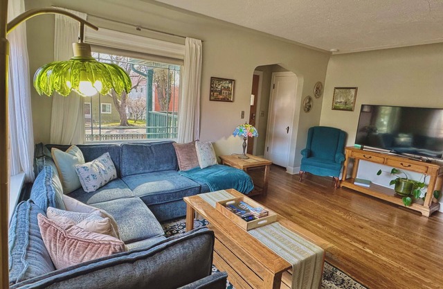 The Blue Gable Downtown CDA. Hot Tub, Home Theater, Game Room, 2 King Beds!