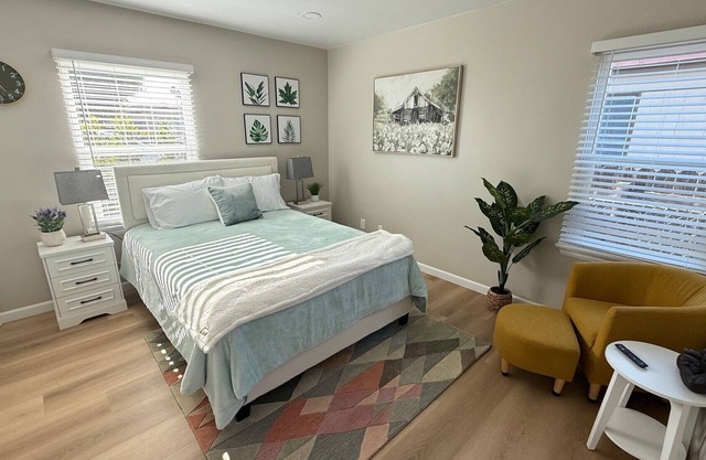 The Blue Haven - Modern San Diego Retreat with Central Location & Gated Parking