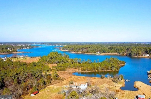 The Blue Heron-Spacious Waterfront Eastern Shore getaway with kayaks