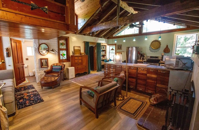 The Blue House. Walkable to Russian River, Family Friendly, AC, Wifi.