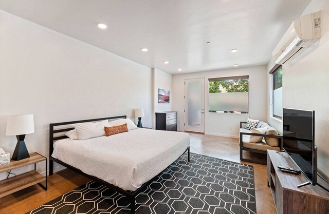 The Blue Moon - Ground Floor Suite w/ Red Rock Views