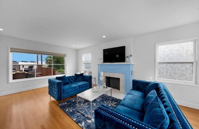The Blue Oasis: Vintage Elegance