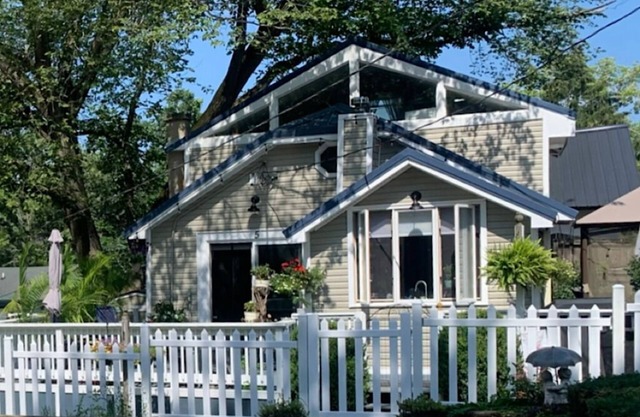 The Blue Roof Cottage @ Cottages on Petite Lake