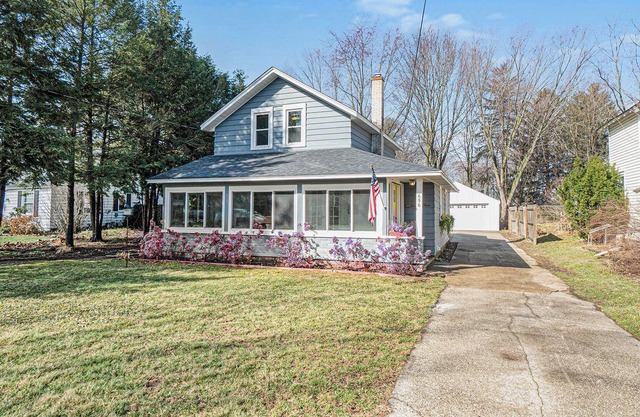 The Blue Sail *Updated Cottage just off the shores of Lake Mac and the Big Lake.